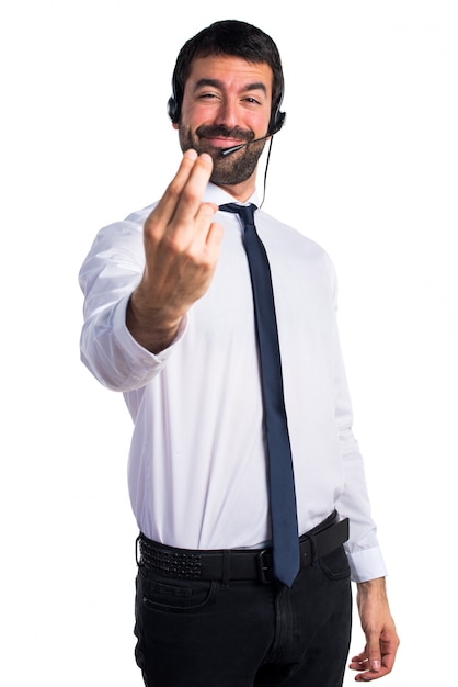 Jeune homme avec un geste de casque