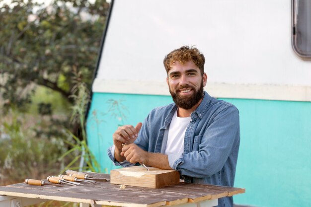 Jeune homme gravure en bois