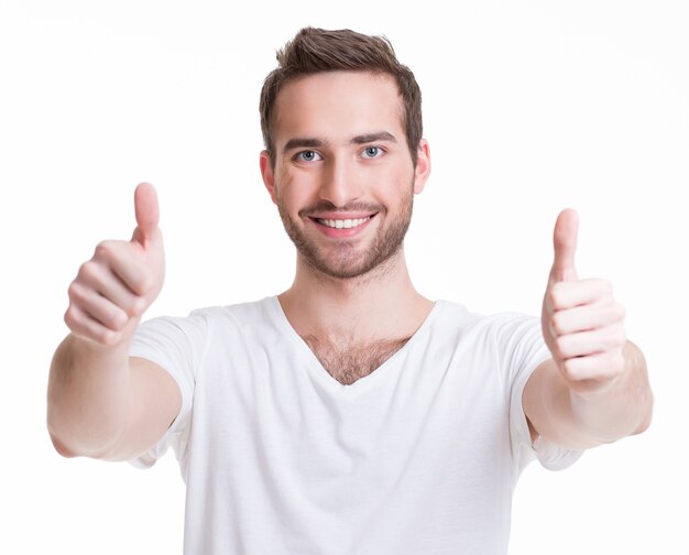 Jeune homme heureux avec thumbs up sign in casuals isolés