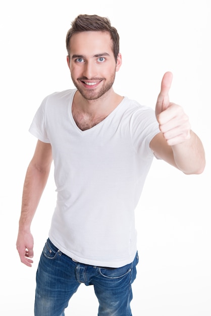 Jeune homme heureux avec thumbs up sign in casuals isolés