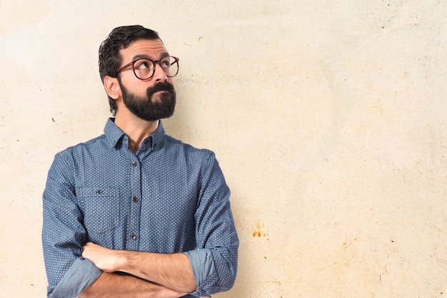 Jeune Homme Hipster Pensant Au Fond Blanc