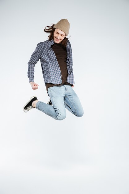 Jeune homme hipster sautant