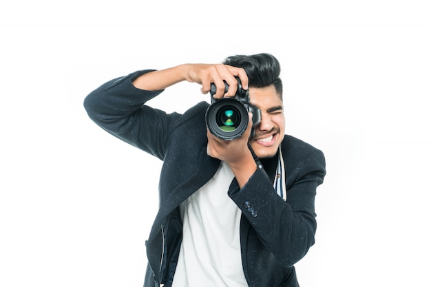 Jeune homme indien avec appareil photo isolé sur fond blanc