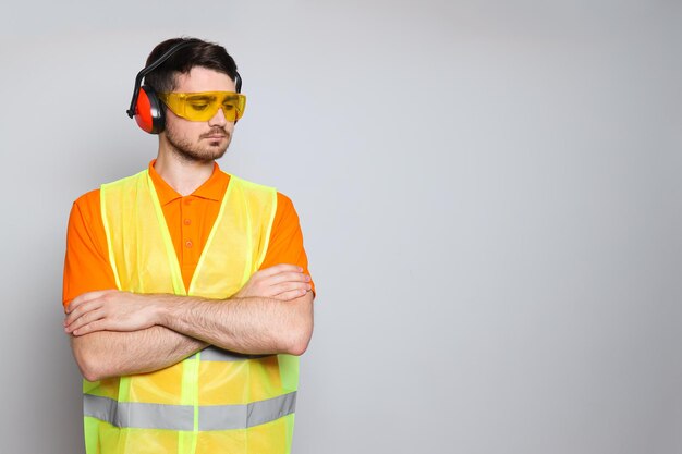Jeune homme ingénieur civil en protège-oreilles et lunettes