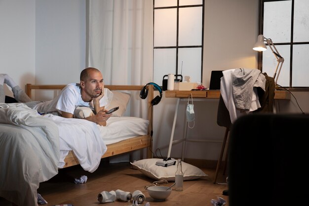 Jeune homme isolé à la maison