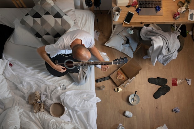 Photo gratuite jeune homme isolé à la maison