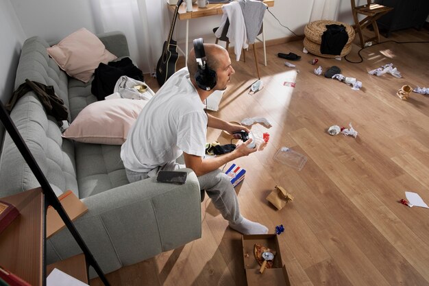 Jeune homme isolé à la maison