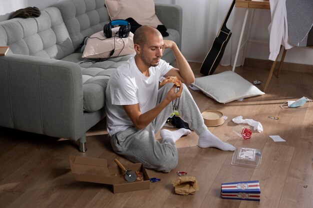 Jeune homme isolé à la maison