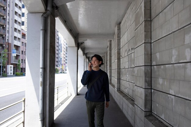 Jeune homme japonais à l'extérieur