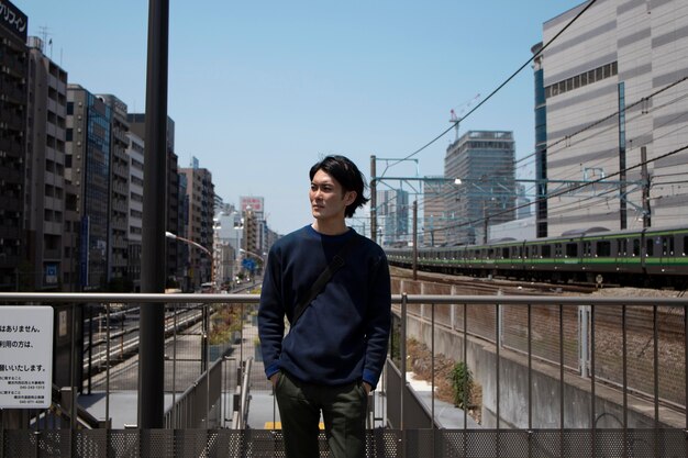 Jeune homme japonais à l'extérieur