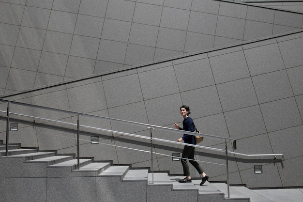 Jeune homme japonais passant du temps à l'extérieur