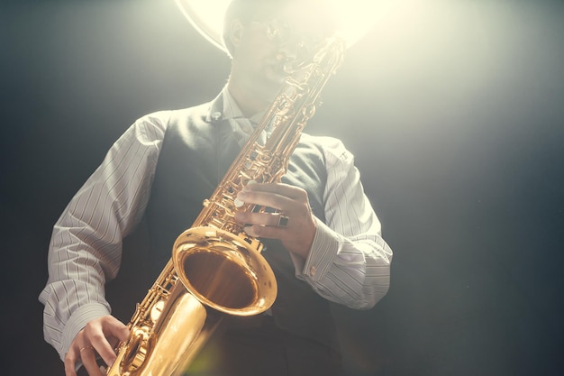 Jeune homme jouant du saxophone