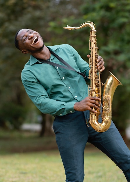 Jeune homme jouant d'un instrument sur la journée internationale du jazz