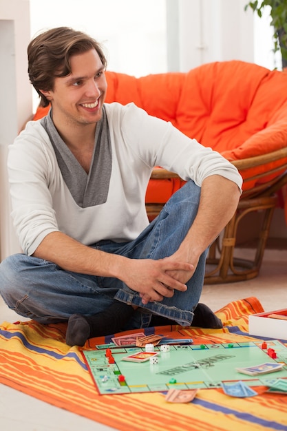 Photo gratuite jeune homme jouant à un jeu à la maison