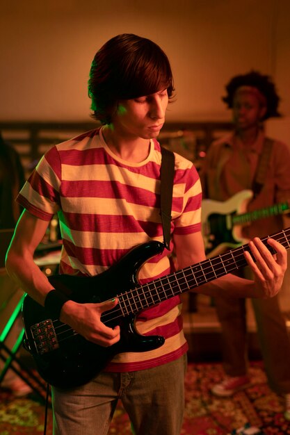 Jeune homme jouant de la musique de guitare lors d'un événement local