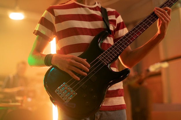 Jeune homme jouant de la musique de guitare lors d'un événement local