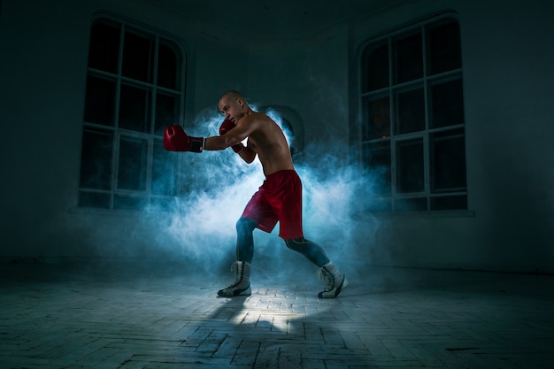 jeune homme, kickboxing, dans, fumée bleue