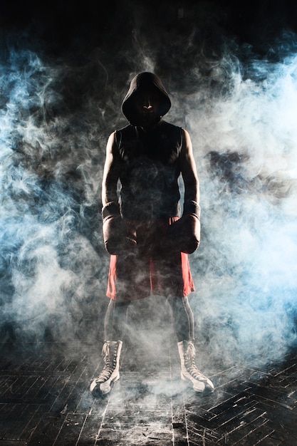 Le jeune homme de kickboxing