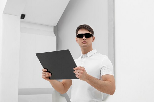 Jeune homme avec des lunettes numériques et numérique