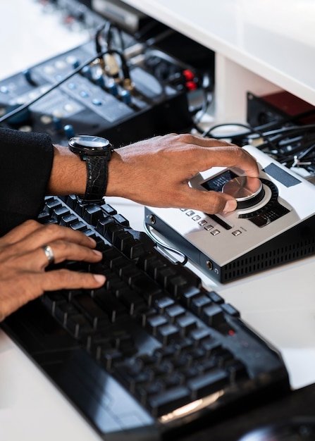 Jeune homme mains travaillant dans une station de radio