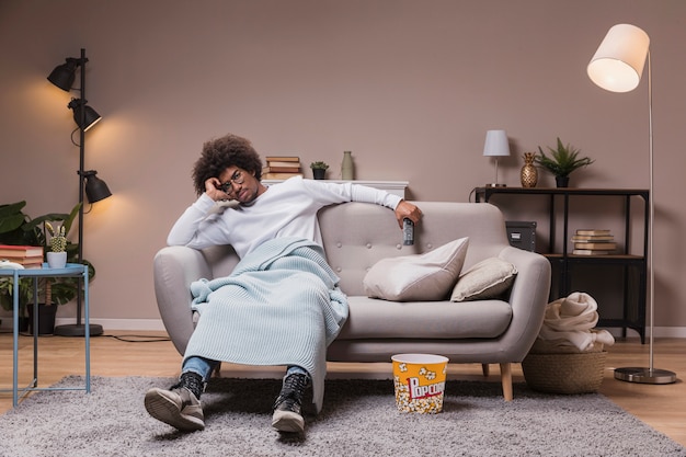 Jeune homme à la maison devant la télé