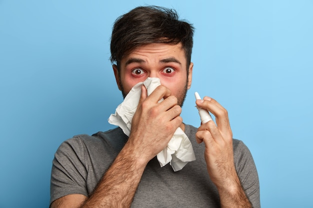 Photo gratuite jeune homme malade souffrant d'allergie isolée