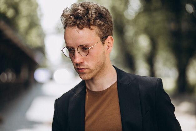 Jeune homme mannequin posant dans la rue