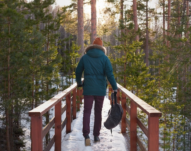 Jeune homme marchant dans la forêt