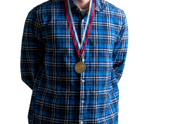 Un jeune homme avec une médaille d'or sur la poitrine, un accomplissement personnel et un succès, fond blanc isolé