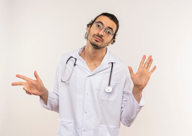 Jeune homme médecin avec des lunettes optiques portant une robe blanche avec stéthoscope montrant différents nombres