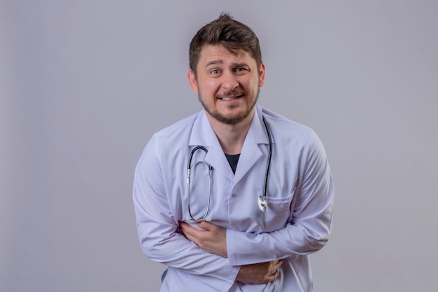 Jeune homme médecin portant blouse blanche et stéthoscope touchant son estomac ressentant une forte douleur