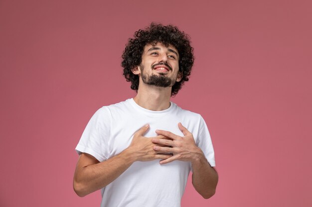 jeune homme mettant ses mains sur sa poitrine