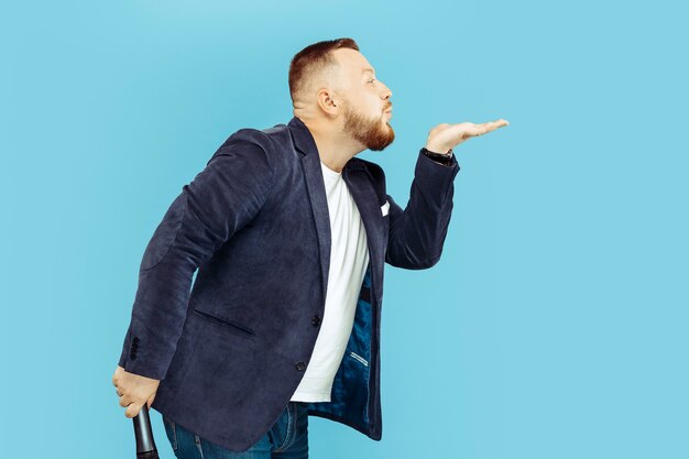 Jeune homme avec microphone sur bleu, concept de premier plan