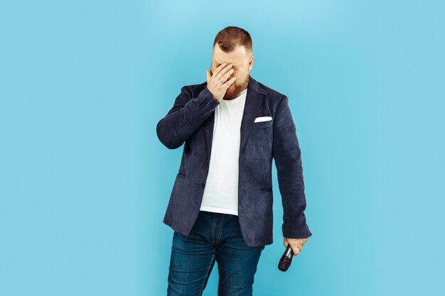 Jeune homme avec microphone sur fond bleu, concept principal