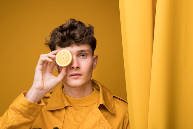 Photo gratuite jeune homme à la mode au citron