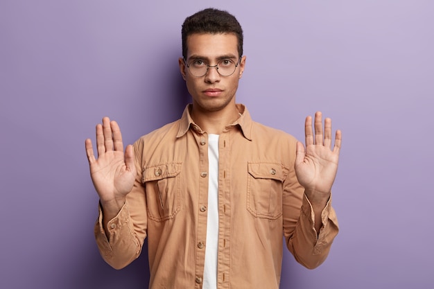 Jeune homme à la mode posant