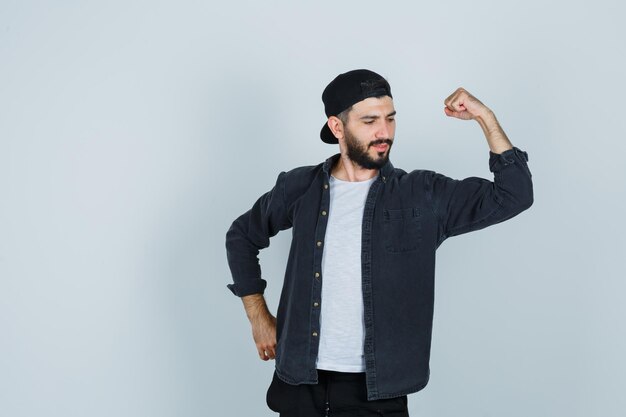 Jeune homme montrant des muscles