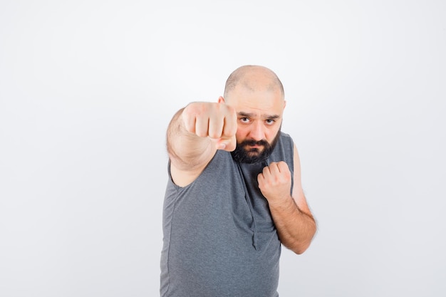 Jeune Homme Montrant Les Poings Serrés Dans Un Sweat à Capuche Sans Manches Et à La Vue De Face, Méchant.