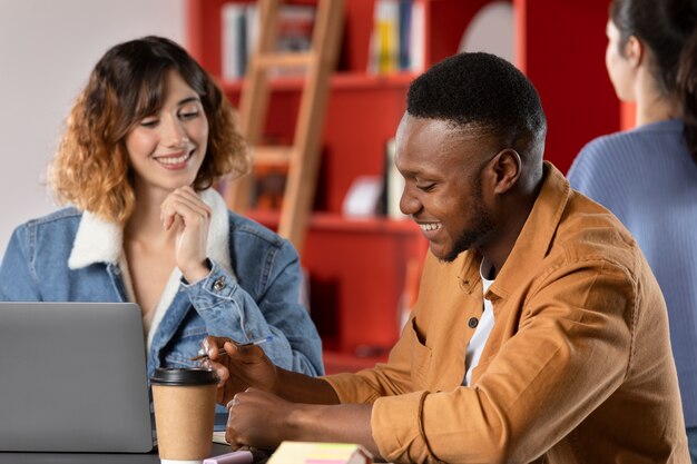 Jeune homme montrant à son ami des informations tirées de ses notes