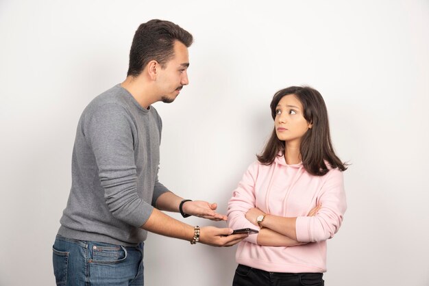 Jeune homme montrant son téléphone à la femme.