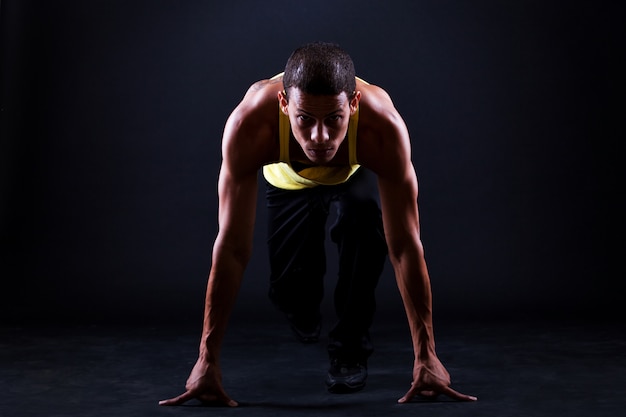 Photo gratuite jeune homme musclé est prêt à courir