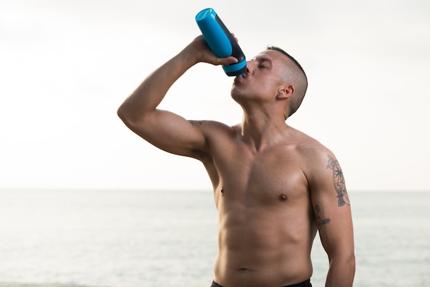 Jeune Homme Musclé Sans Chemise Potable