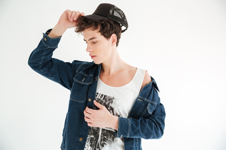 Photo gratuit jeune homme mystère en veste cap et jeans