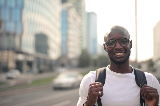 Jeune homme noir dans la rue