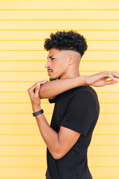 Jeune homme noir élégant, échauffement