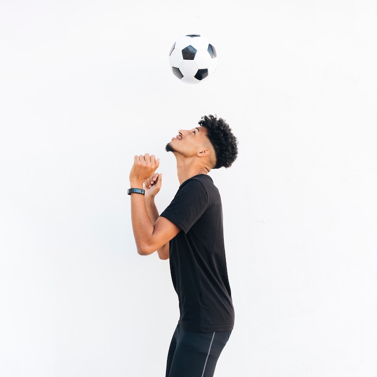 Photo gratuit jeune homme noir jonglant avec un ballon de foot