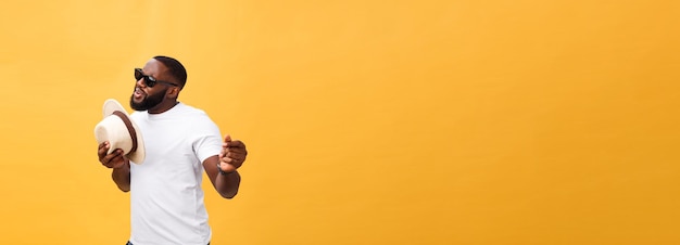 Photo gratuite jeune homme noir top dancing isolé sur fond jaune