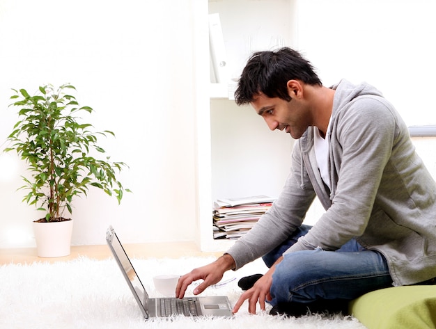 Jeune homme et nouvelles à la maison