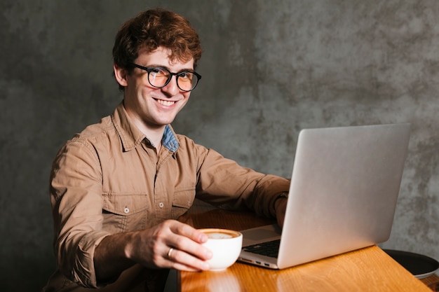 Jeune homme, à, ordinateur portable, sourire