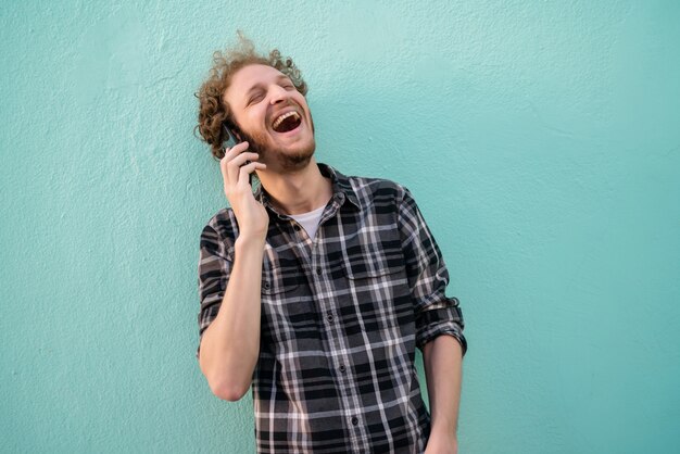 Jeune homme parlant au téléphone.